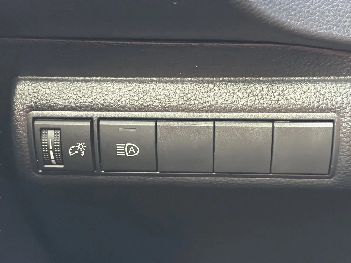 2025 Toyota Corolla Hybrid LE thumbnail 18