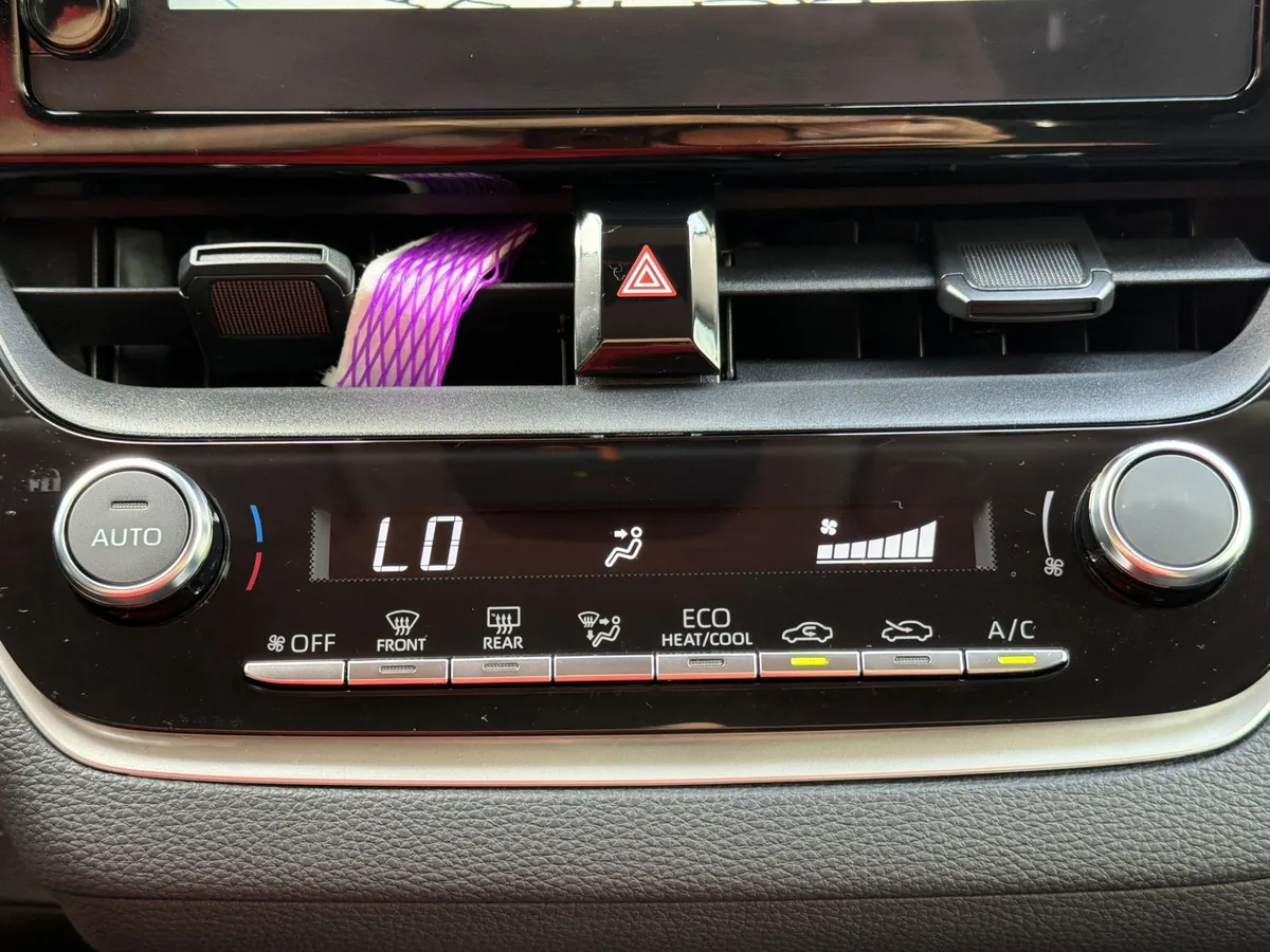 2025 Toyota Corolla Hybrid LE thumbnail 23