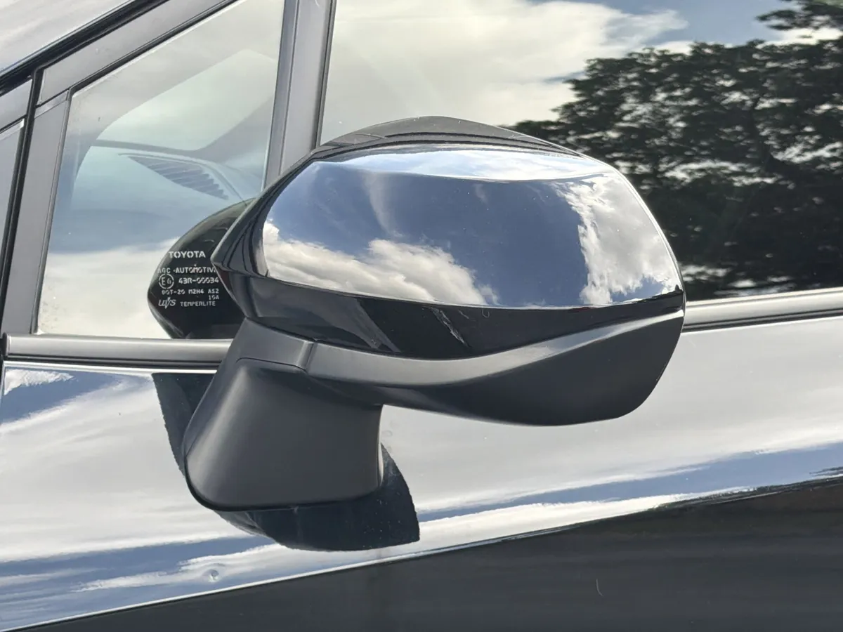 2025 Toyota Corolla Hybrid LE thumbnail 29