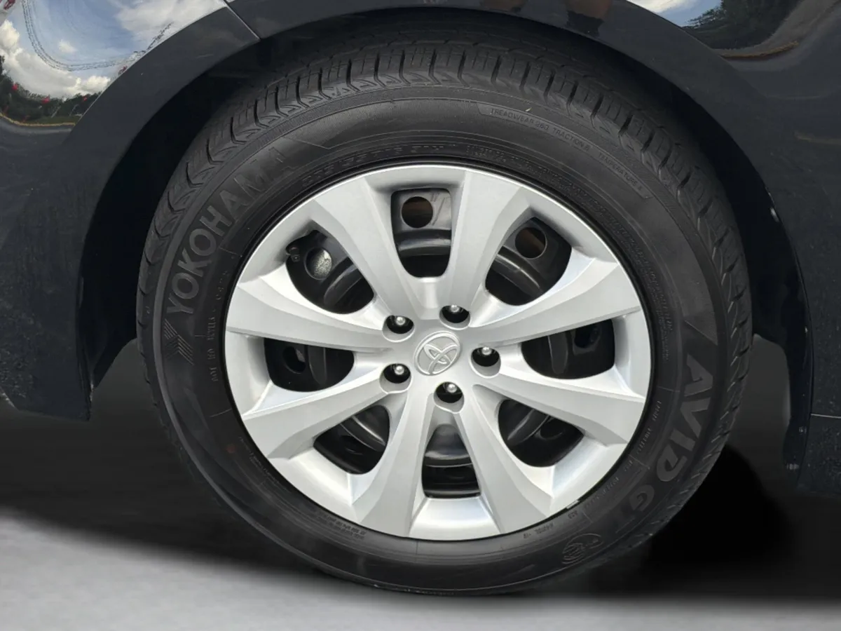 2025 Toyota Corolla Hybrid LE thumbnail 30