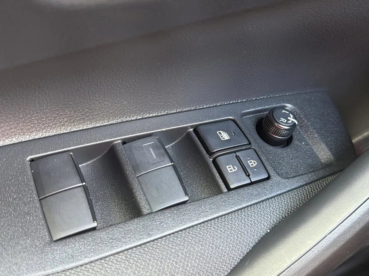 2025 Toyota Corolla Hybrid LE thumbnail 7