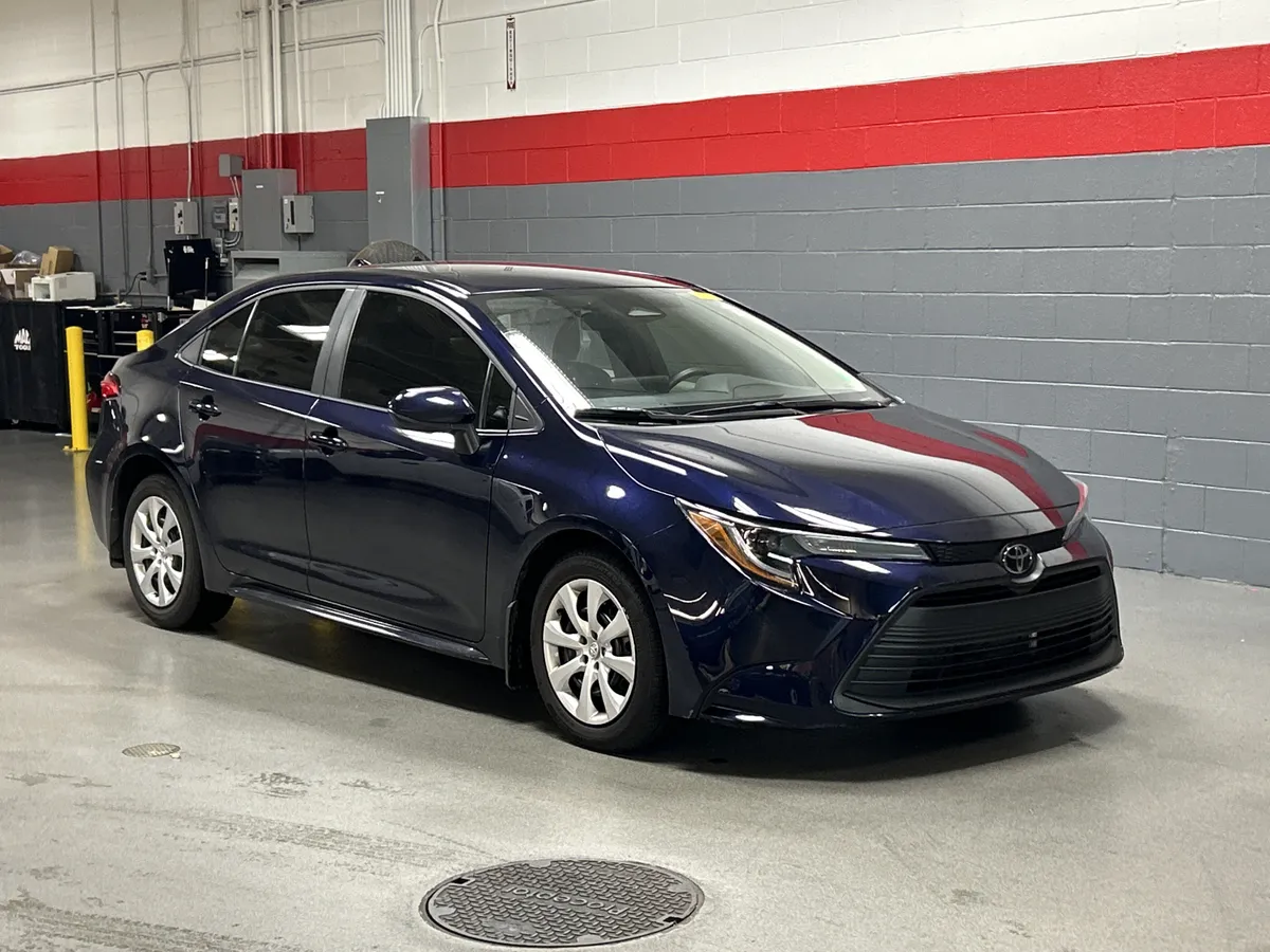2025 Toyota Corolla LE thumbnail 2