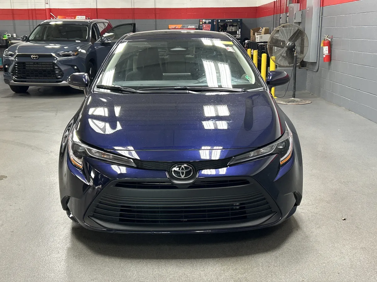 2025 Toyota Corolla LE thumbnail 3