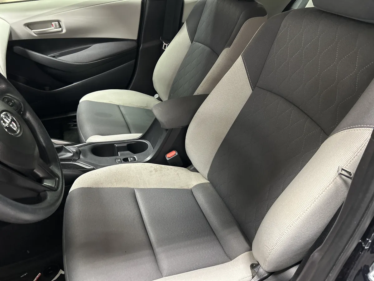 2025 Toyota Corolla LE thumbnail 6