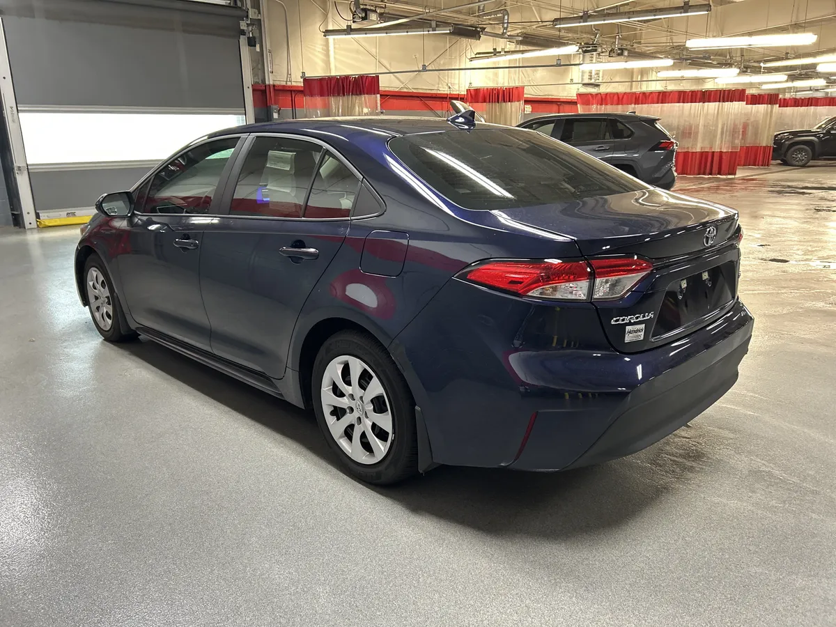 2025 Toyota Corolla LE thumbnail 8