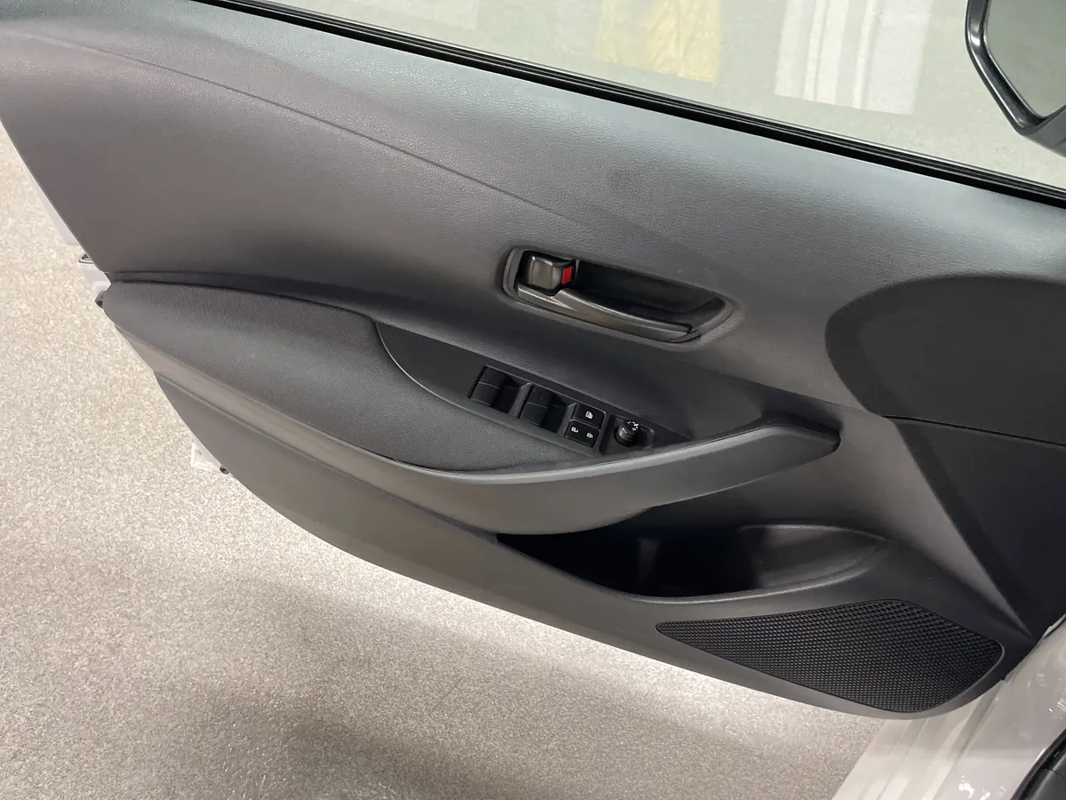 2025 Toyota Corolla LE thumbnail 14