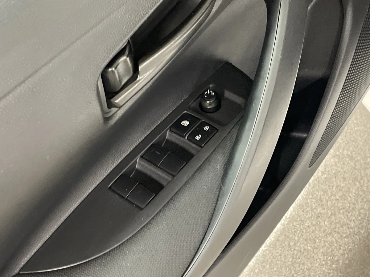 2025 Toyota Corolla LE thumbnail 15