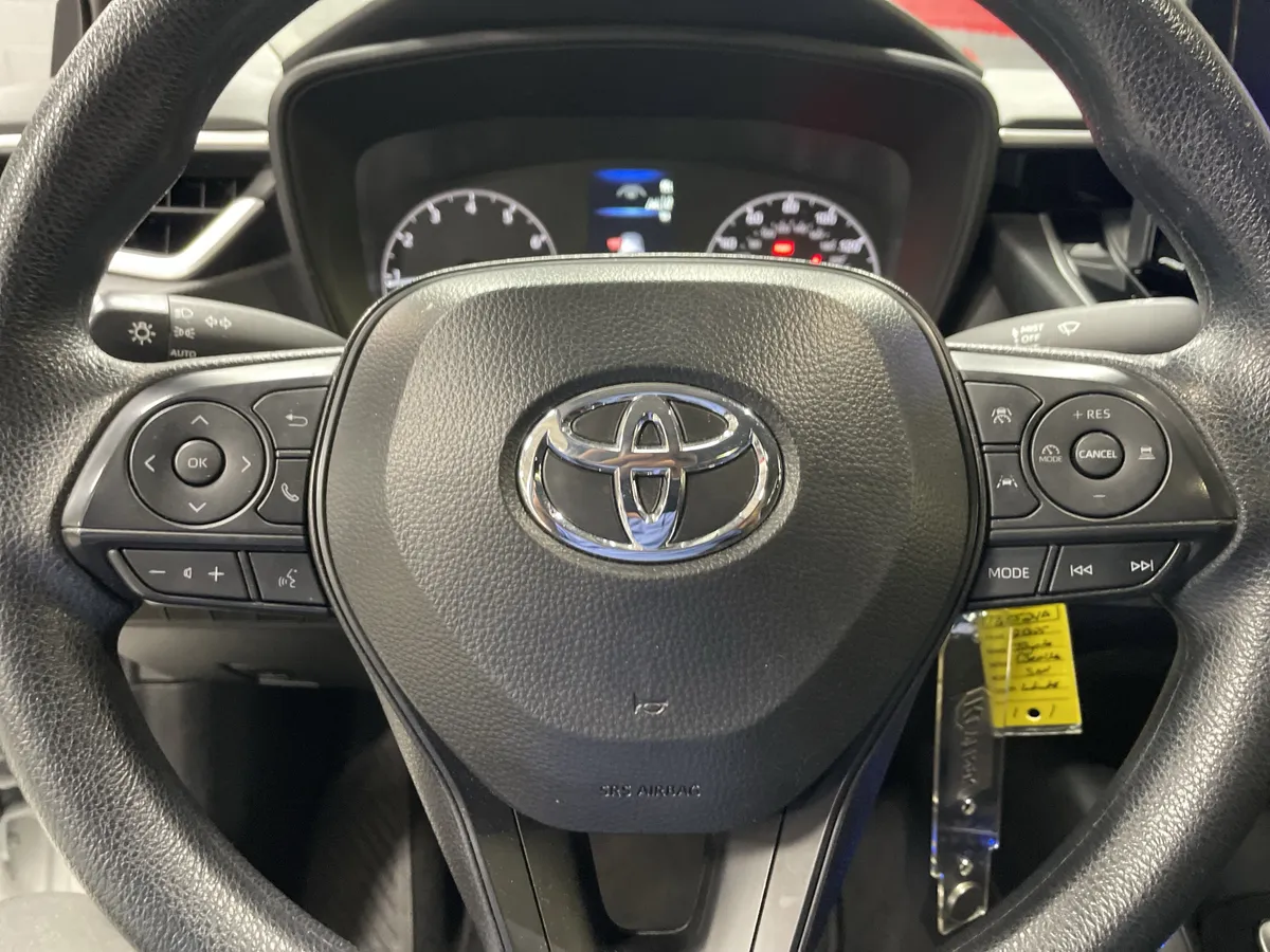 2025 Toyota Corolla LE thumbnail 18