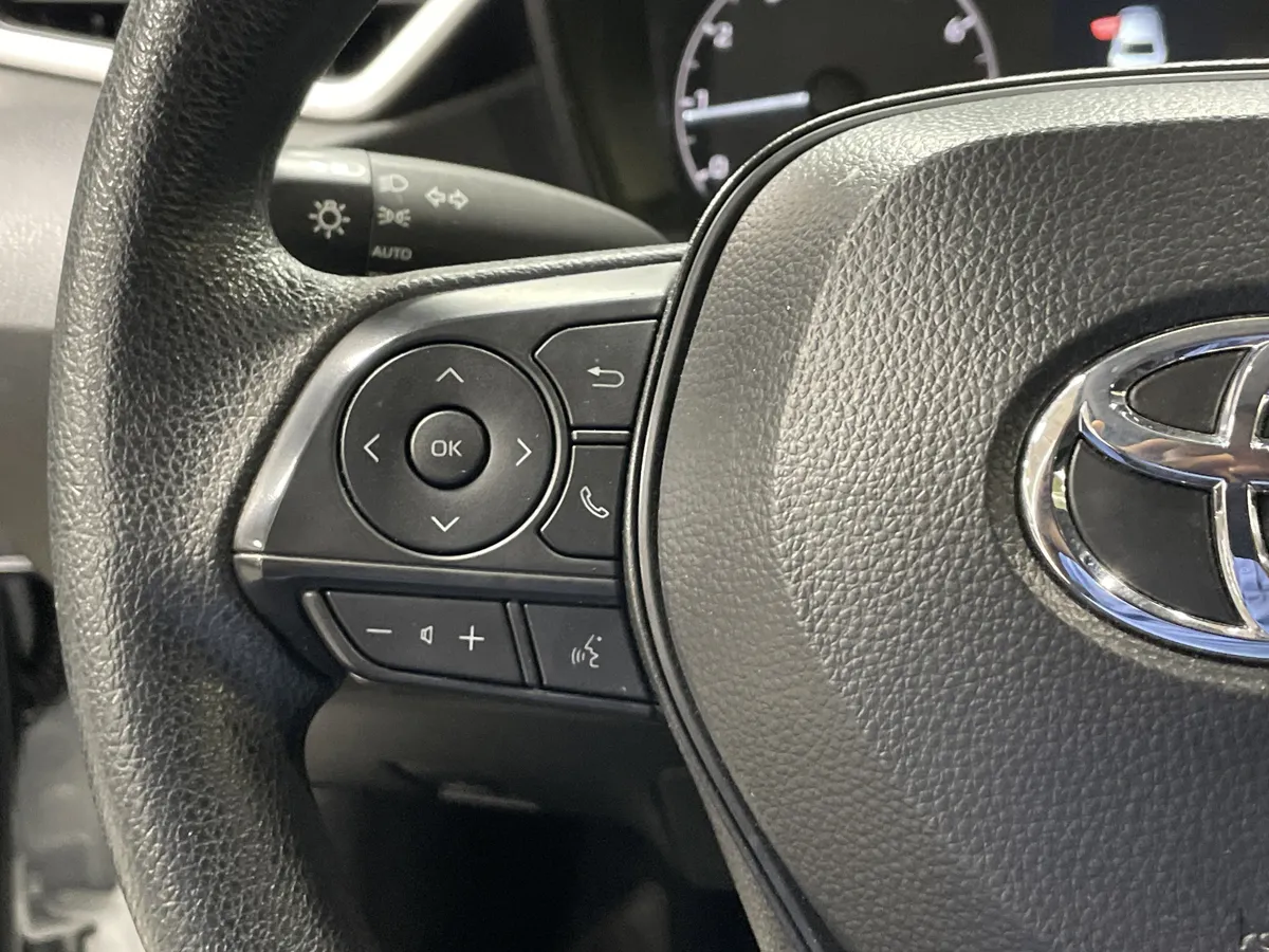 2025 Toyota Corolla LE thumbnail 19