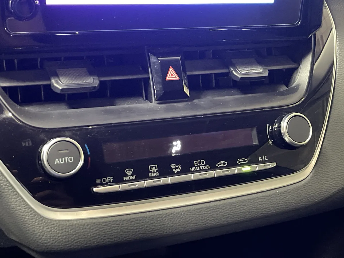 2025 Toyota Corolla LE thumbnail 24
