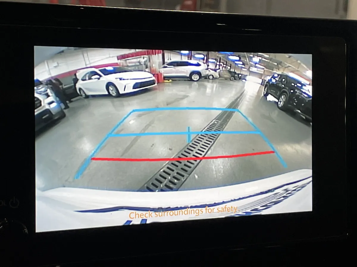 2025 Toyota Corolla LE thumbnail 25