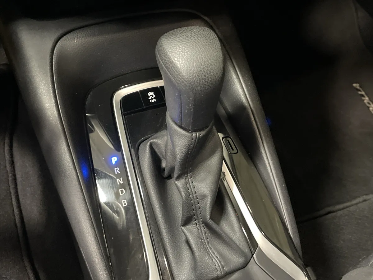 2025 Toyota Corolla LE thumbnail 26