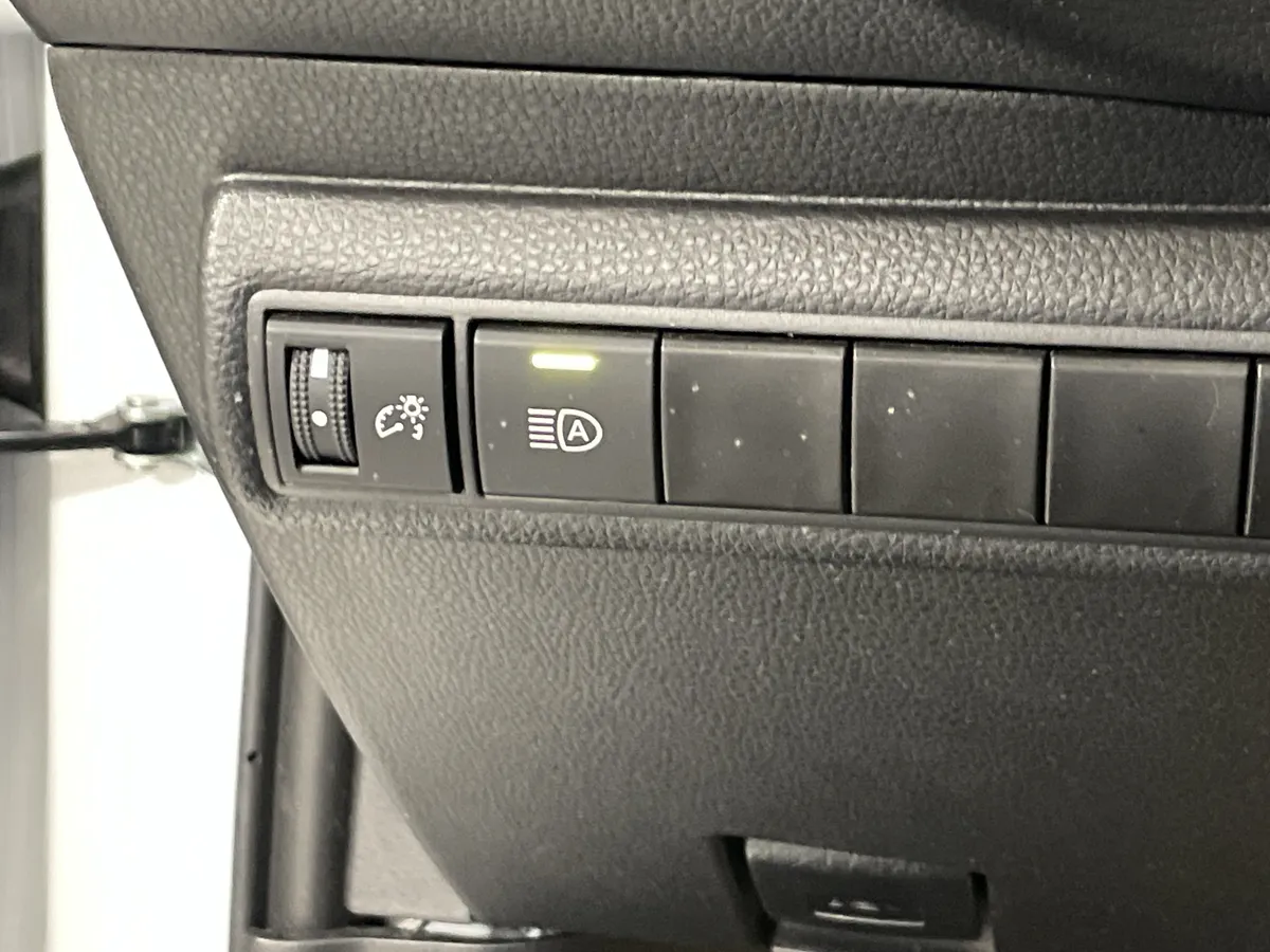 2025 Toyota Corolla LE thumbnail 29