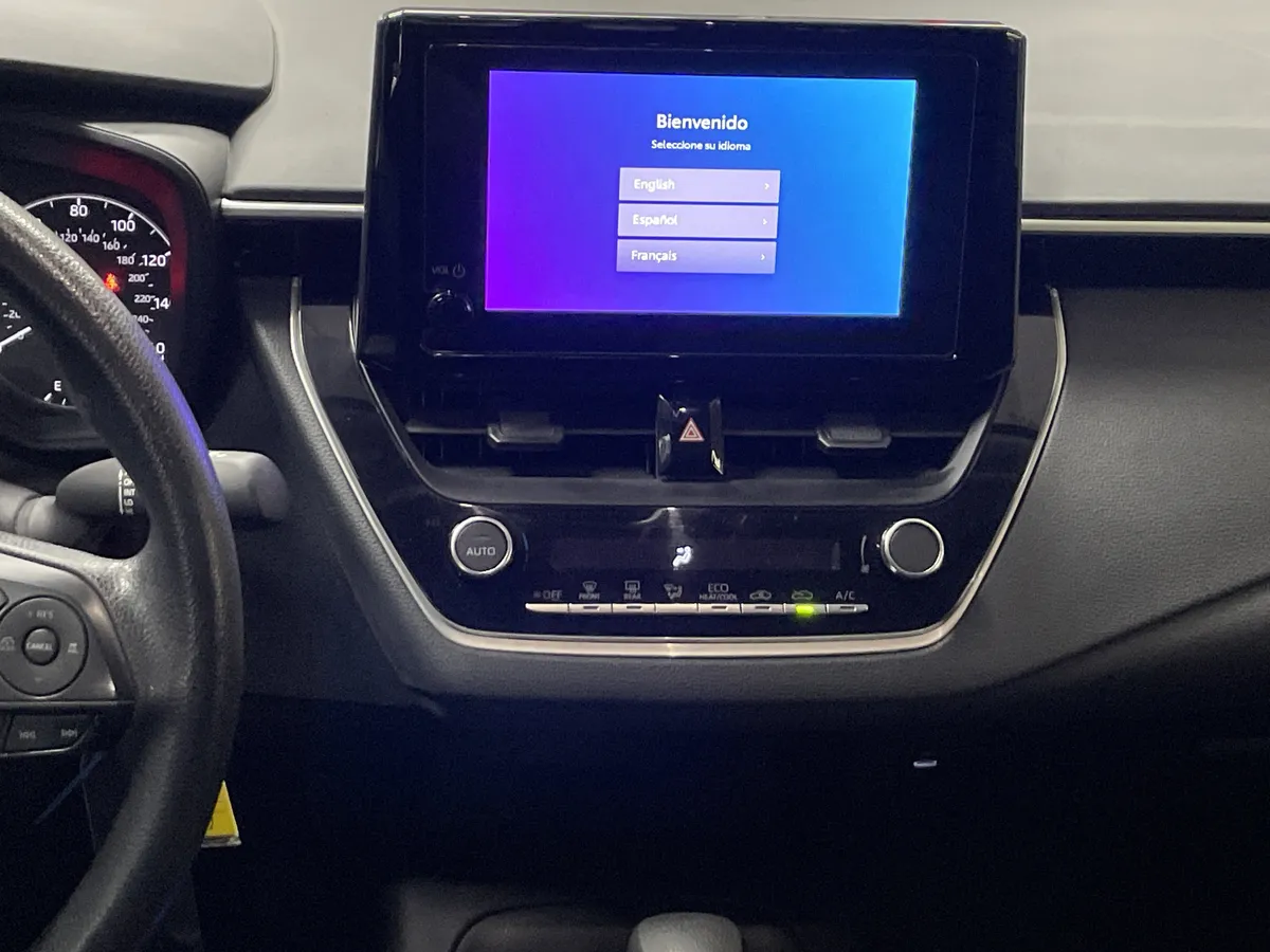 2025 Toyota Corolla LE thumbnail 31