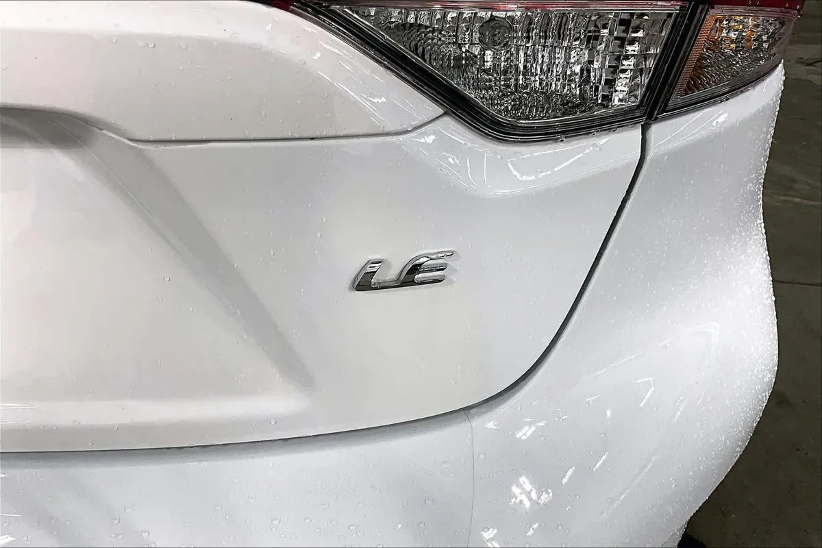 2025 Toyota Corolla LE thumbnail 10