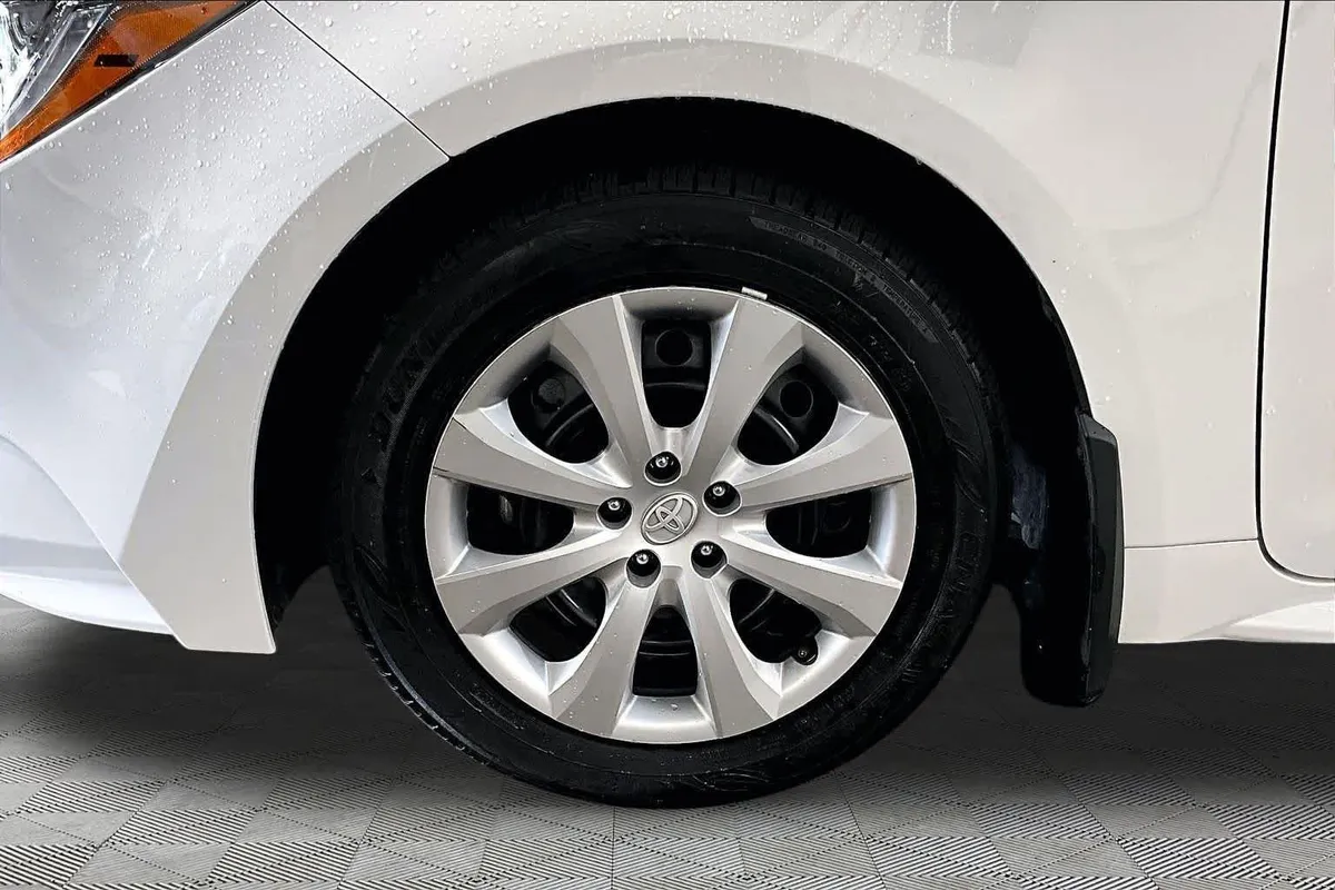 2025 Toyota Corolla LE thumbnail 11