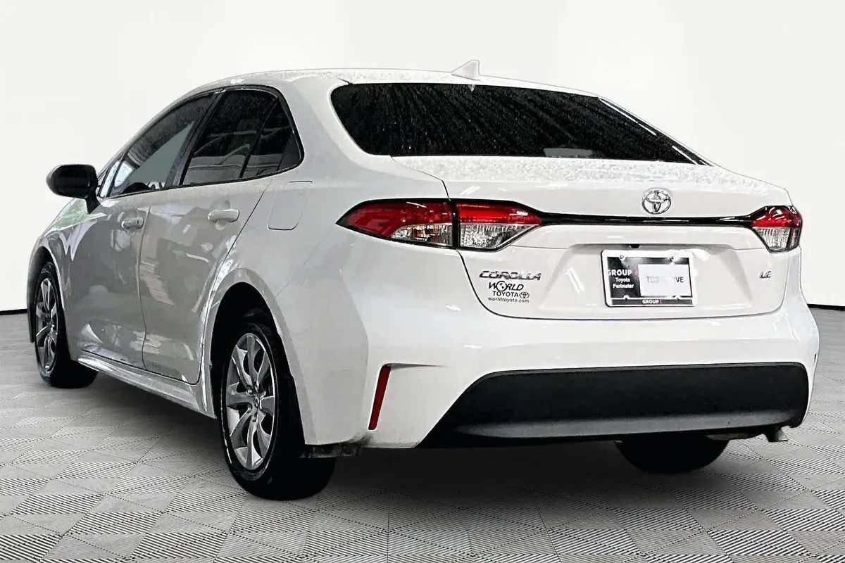 2025 Toyota Corolla LE thumbnail 12