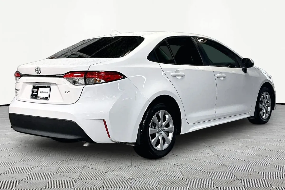 2025 Toyota Corolla LE thumbnail 13
