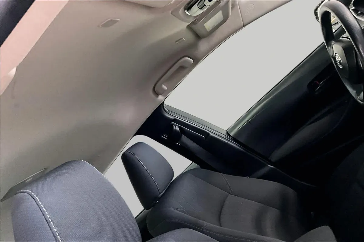 2025 Toyota Corolla LE thumbnail 14