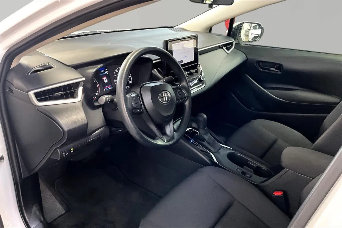2025 Toyota Corolla LE thumbnail 18