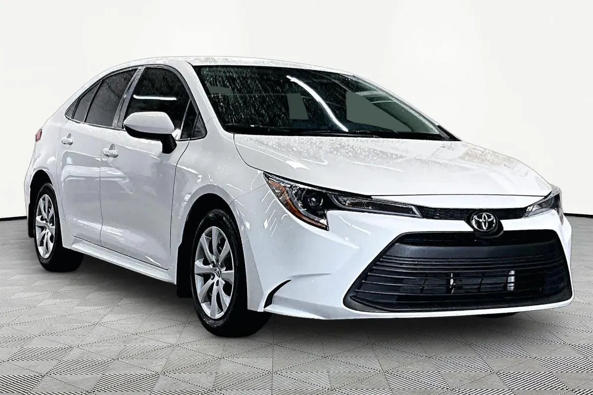 2025 Toyota Corolla LE thumbnail 3