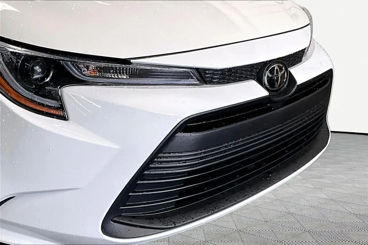 2025 Toyota Corolla LE thumbnail 30