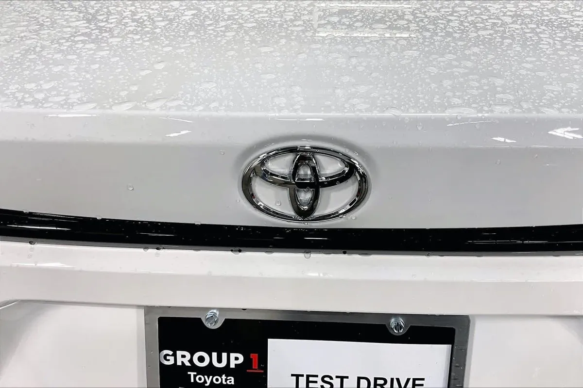 2025 Toyota Corolla LE thumbnail 31