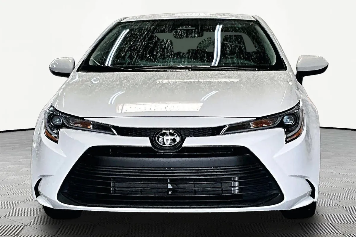 2025 Toyota Corolla LE thumbnail 4