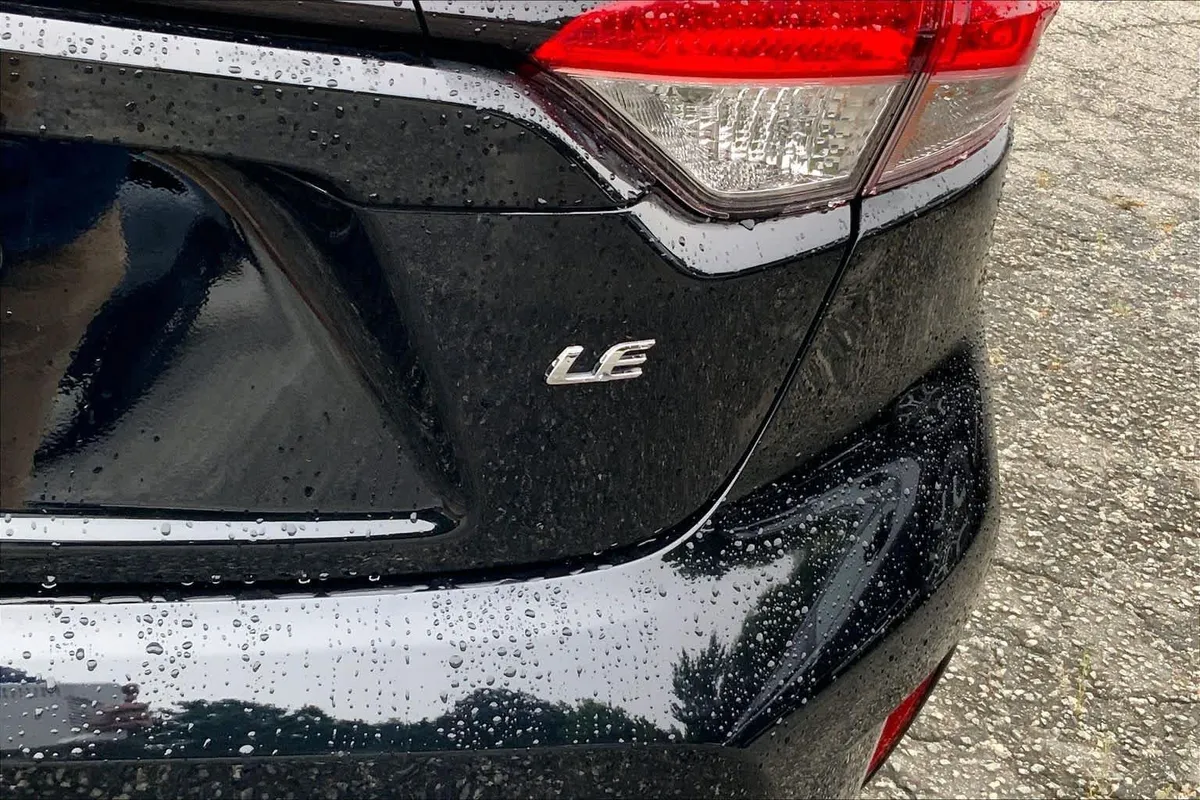 2025 Toyota Corolla LE thumbnail 11