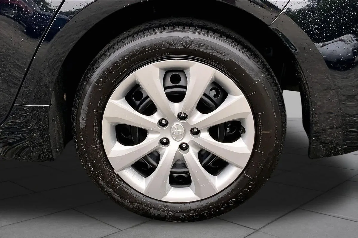 2025 Toyota Corolla LE thumbnail 12
