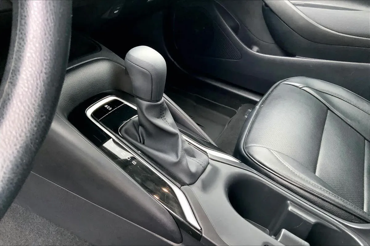 2025 Toyota Corolla LE thumbnail 17