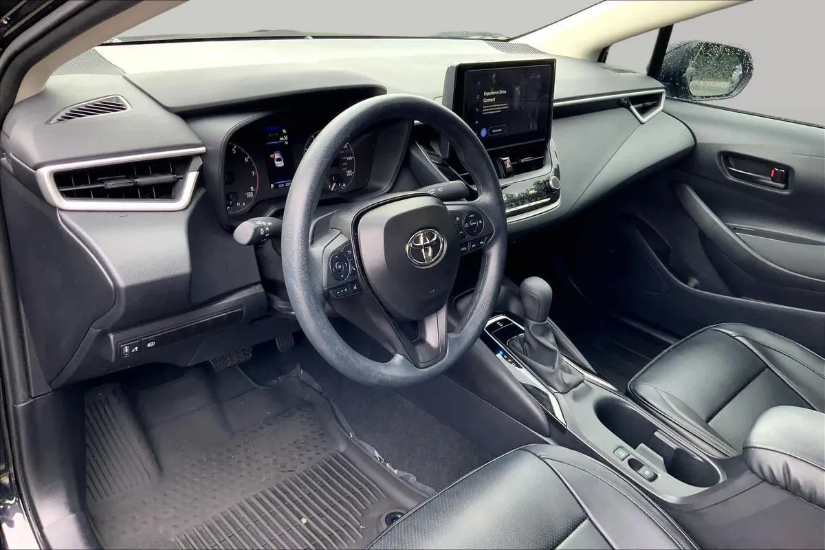 2025 Toyota Corolla LE thumbnail 18