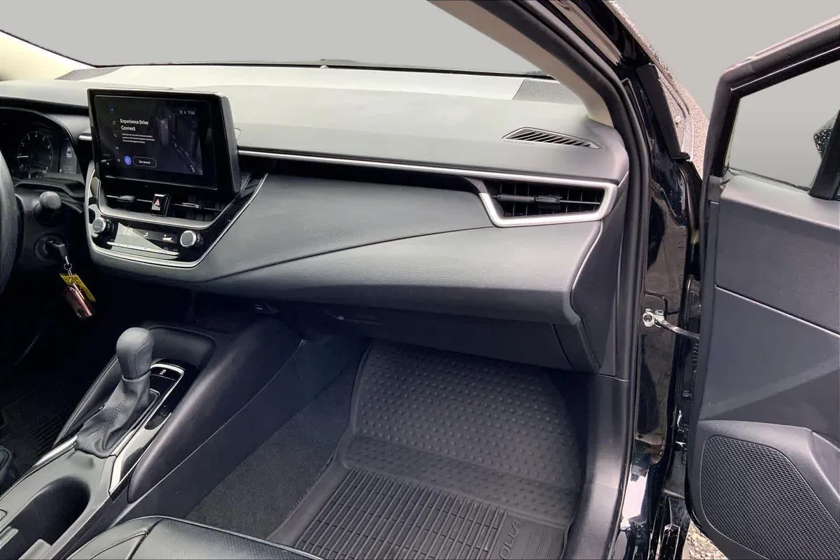 2025 Toyota Corolla LE thumbnail 19