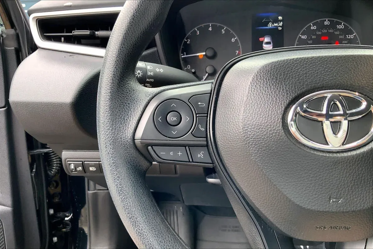 2025 Toyota Corolla LE thumbnail 24