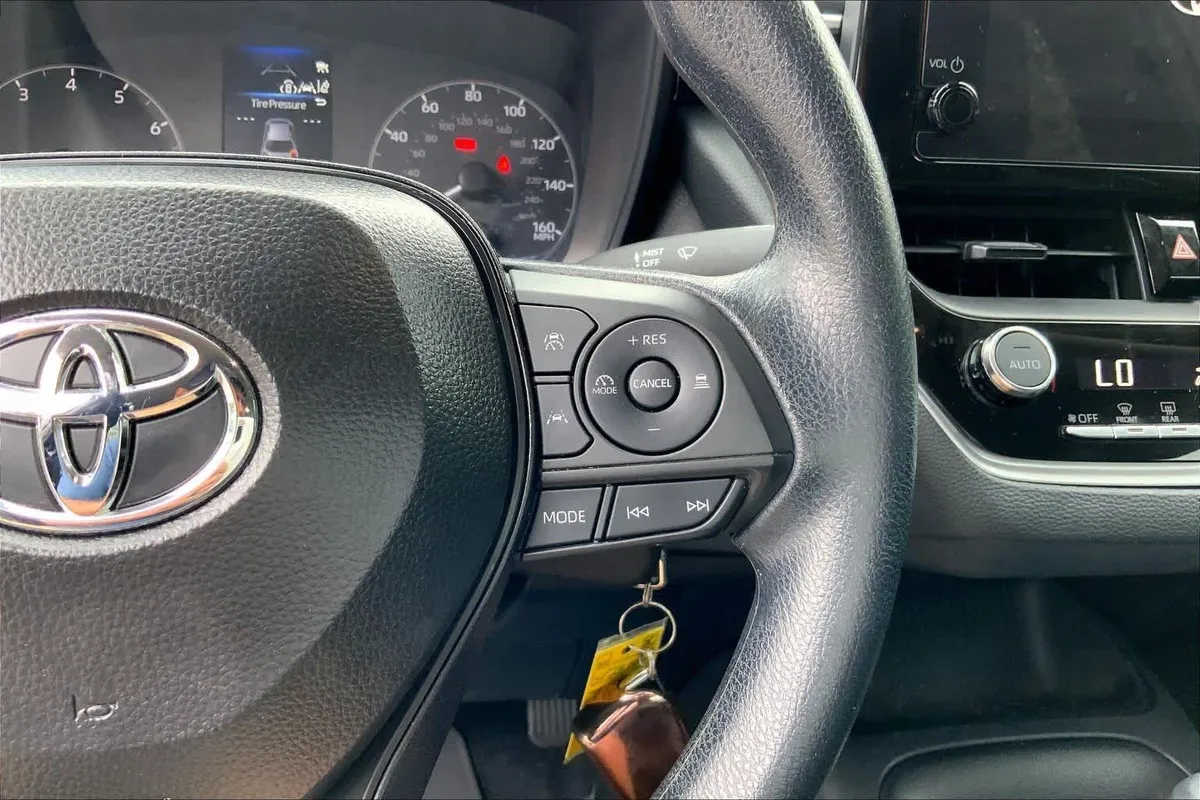 2025 Toyota Corolla LE thumbnail 25