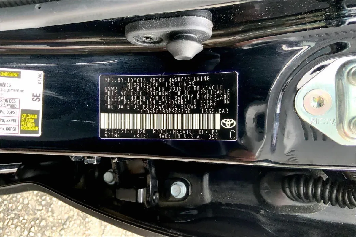 2025 Toyota Corolla LE thumbnail 32