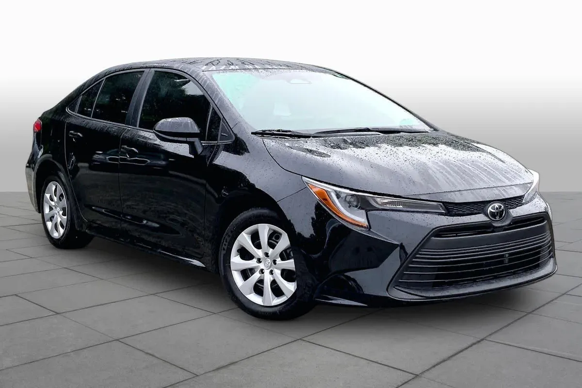 2025 Toyota Corolla LE thumbnail 4