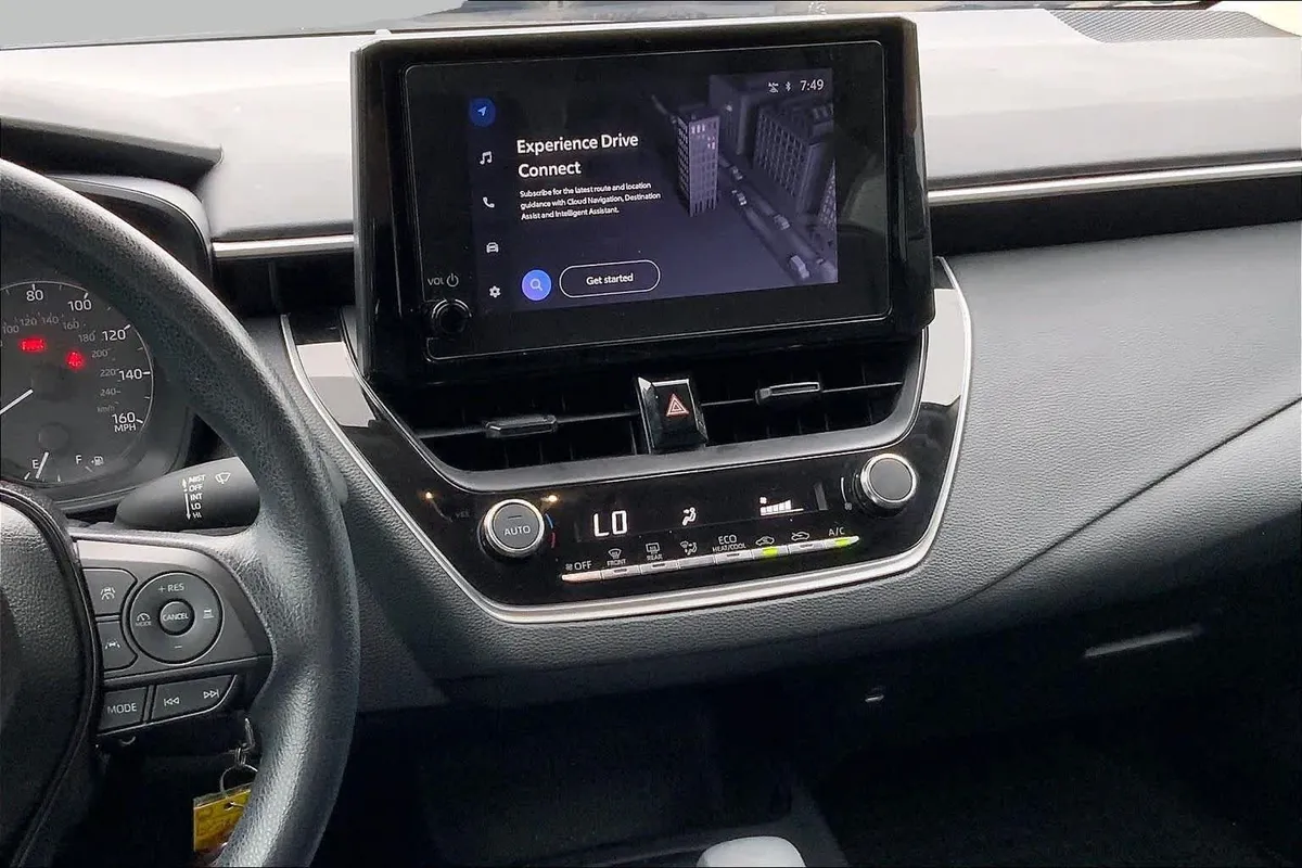 2025 Toyota Corolla LE thumbnail 8