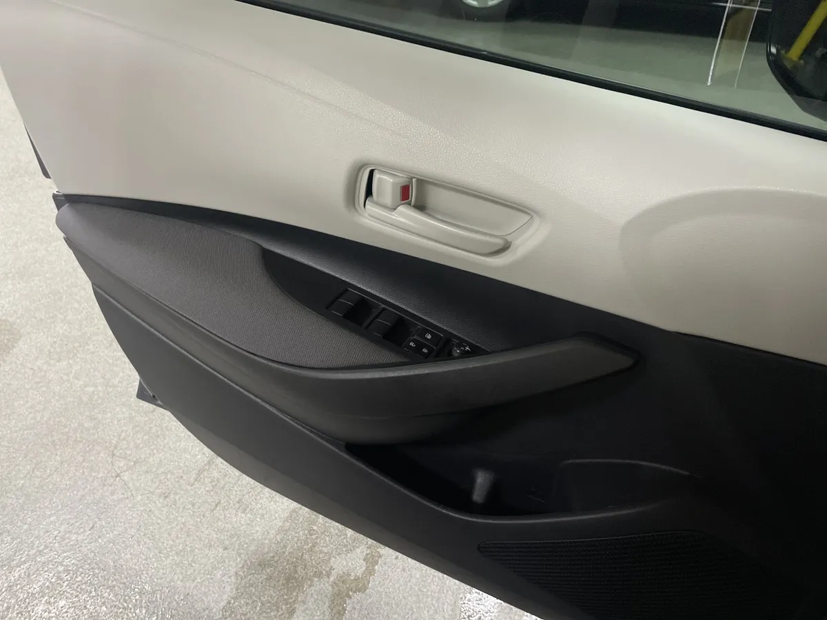 2025 Toyota Corolla LE thumbnail 14