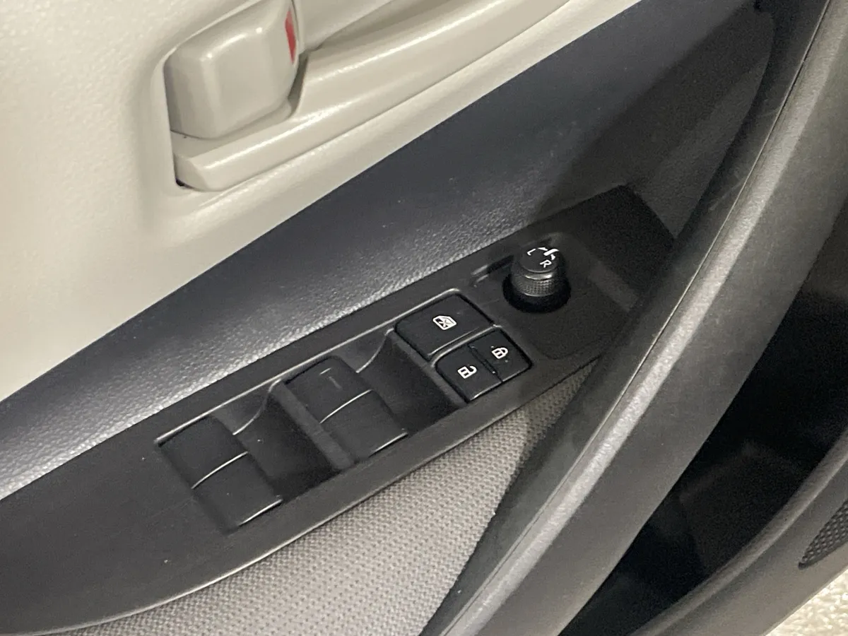 2025 Toyota Corolla LE thumbnail 15