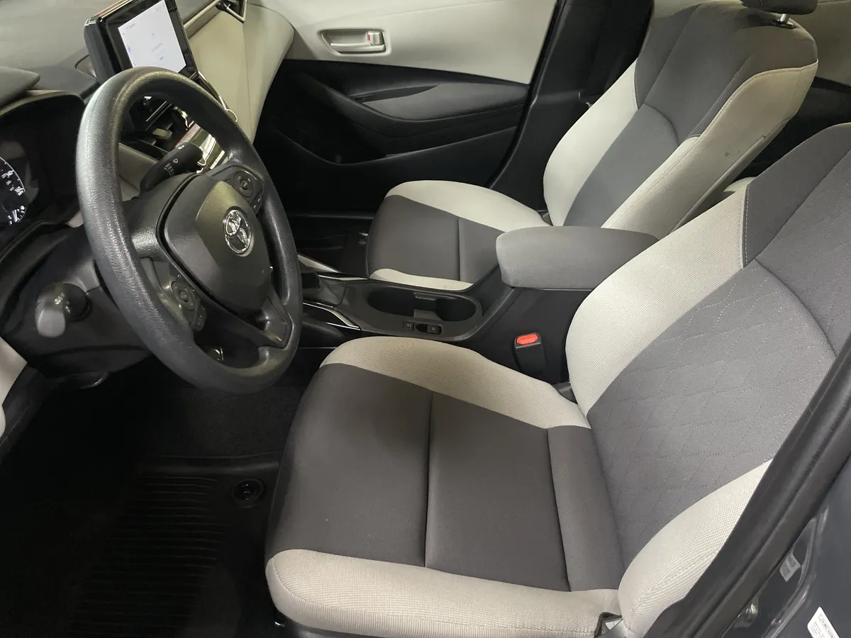 2025 Toyota Corolla LE thumbnail 16