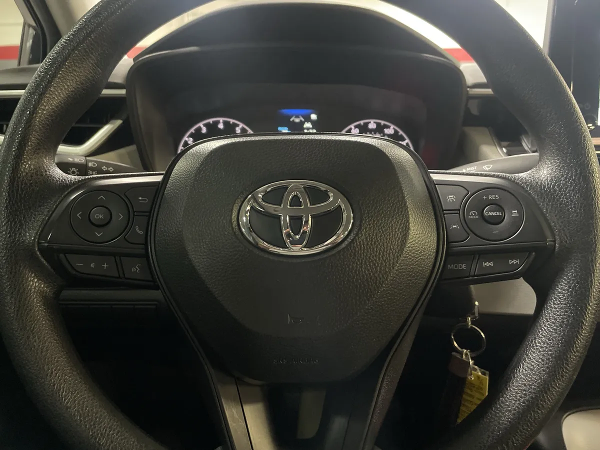2025 Toyota Corolla LE thumbnail 18