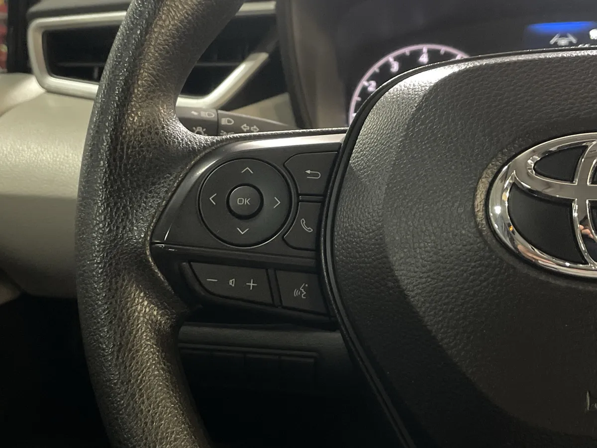 2025 Toyota Corolla LE thumbnail 19