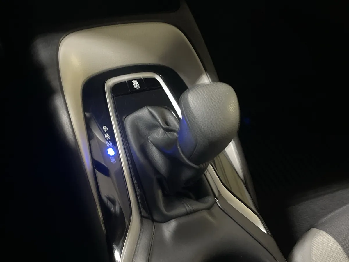 2025 Toyota Corolla LE thumbnail 25