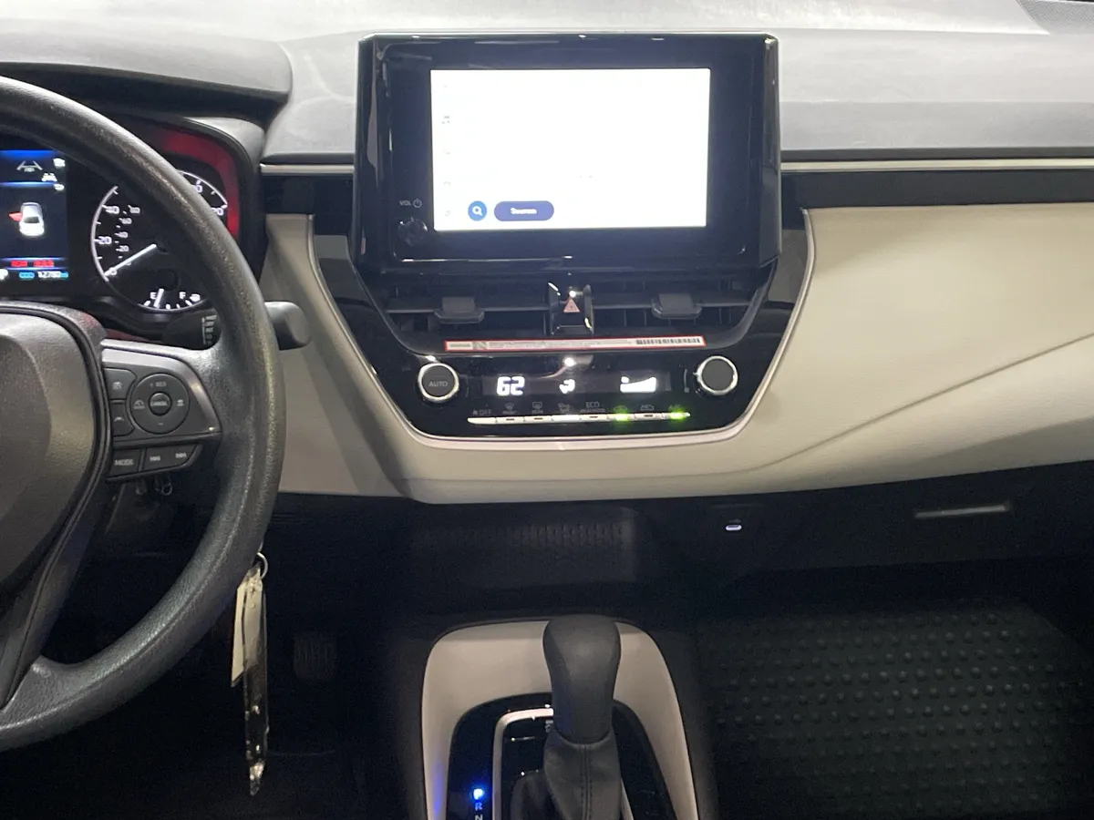 2025 Toyota Corolla LE thumbnail 28