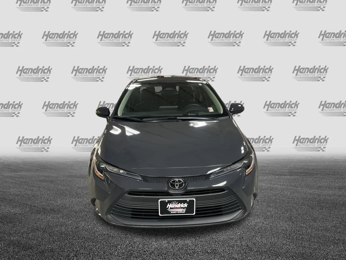 2025 Toyota Corolla LE thumbnail 3