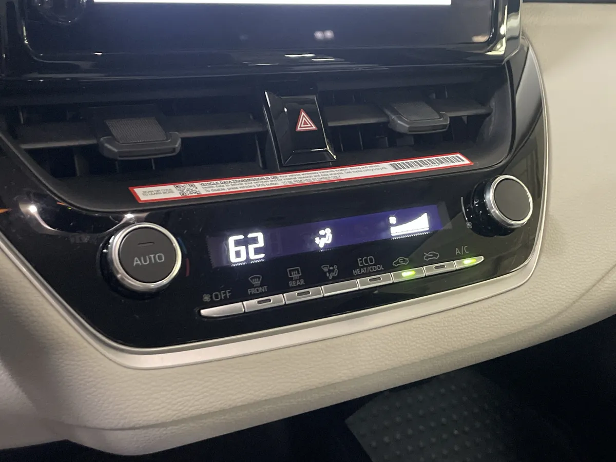 2025 Toyota Corolla LE thumbnail 36