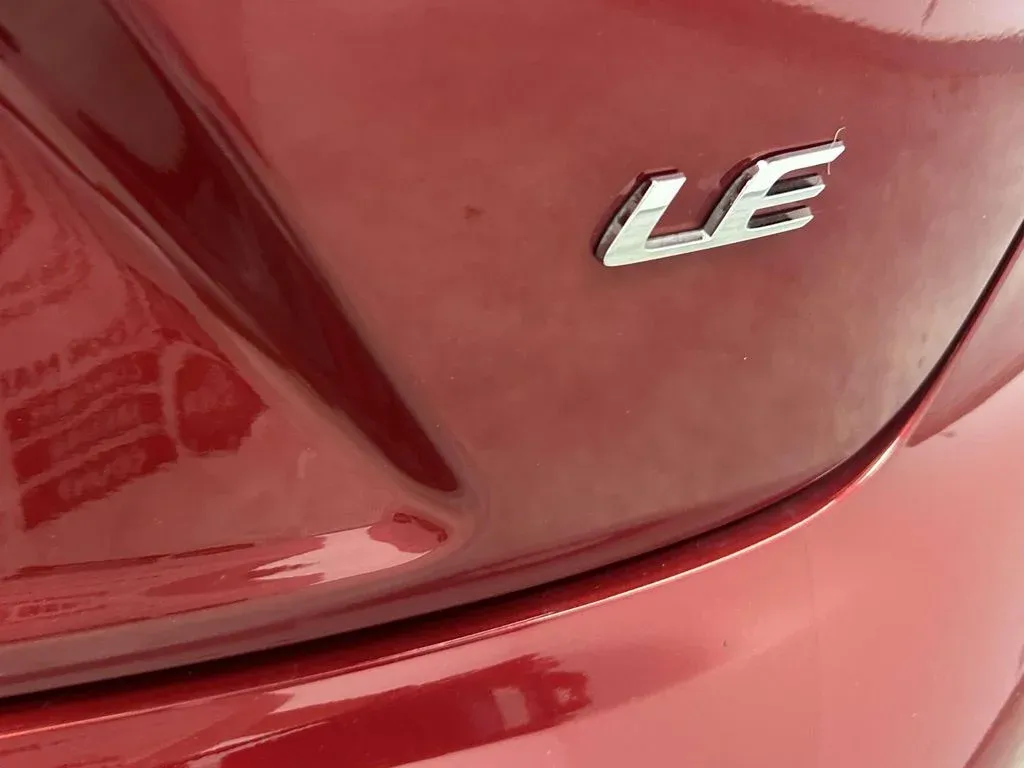 2025 Toyota Corolla LE thumbnail 10