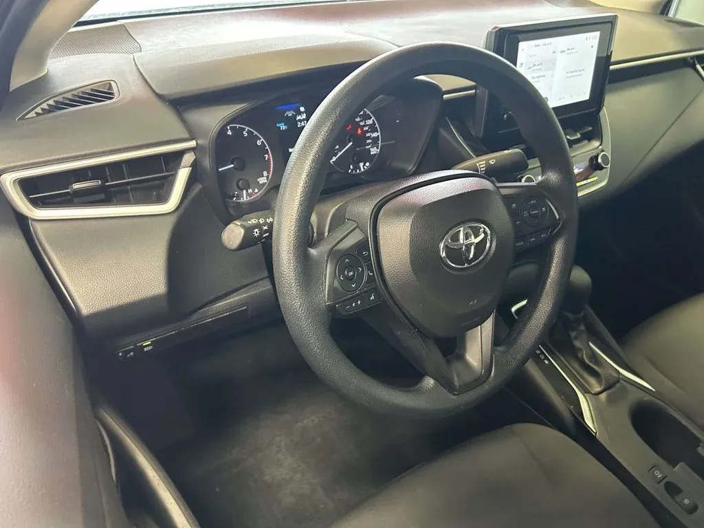 2025 Toyota Corolla LE thumbnail 12