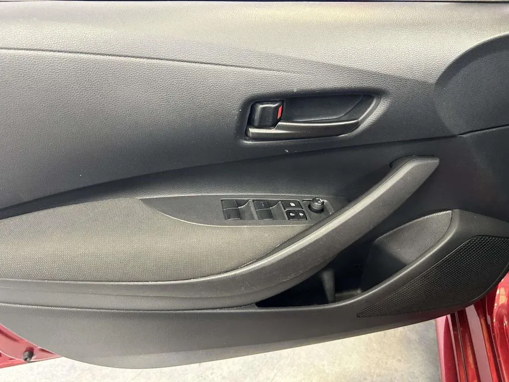 2025 Toyota Corolla LE thumbnail 15